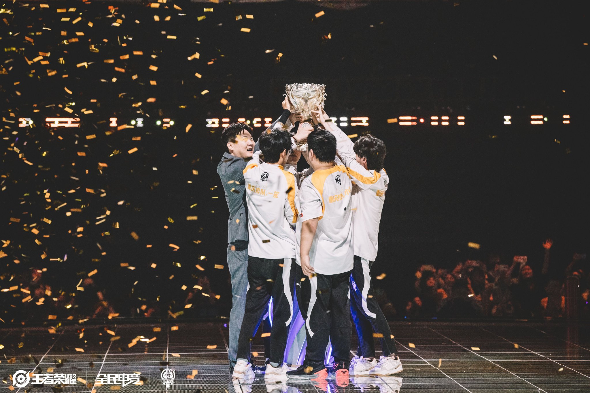 他的表现更 他的表现更